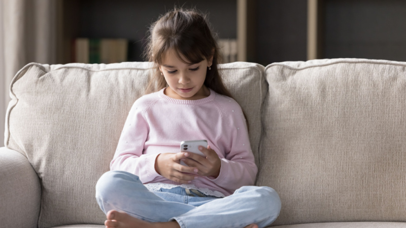 Bambina con smartphone in mano